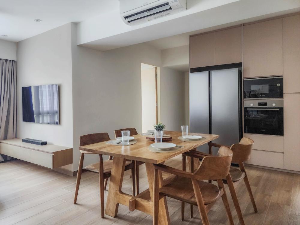 Modern Kitchen with Vinyl Flooring and Homogeneous Tiles