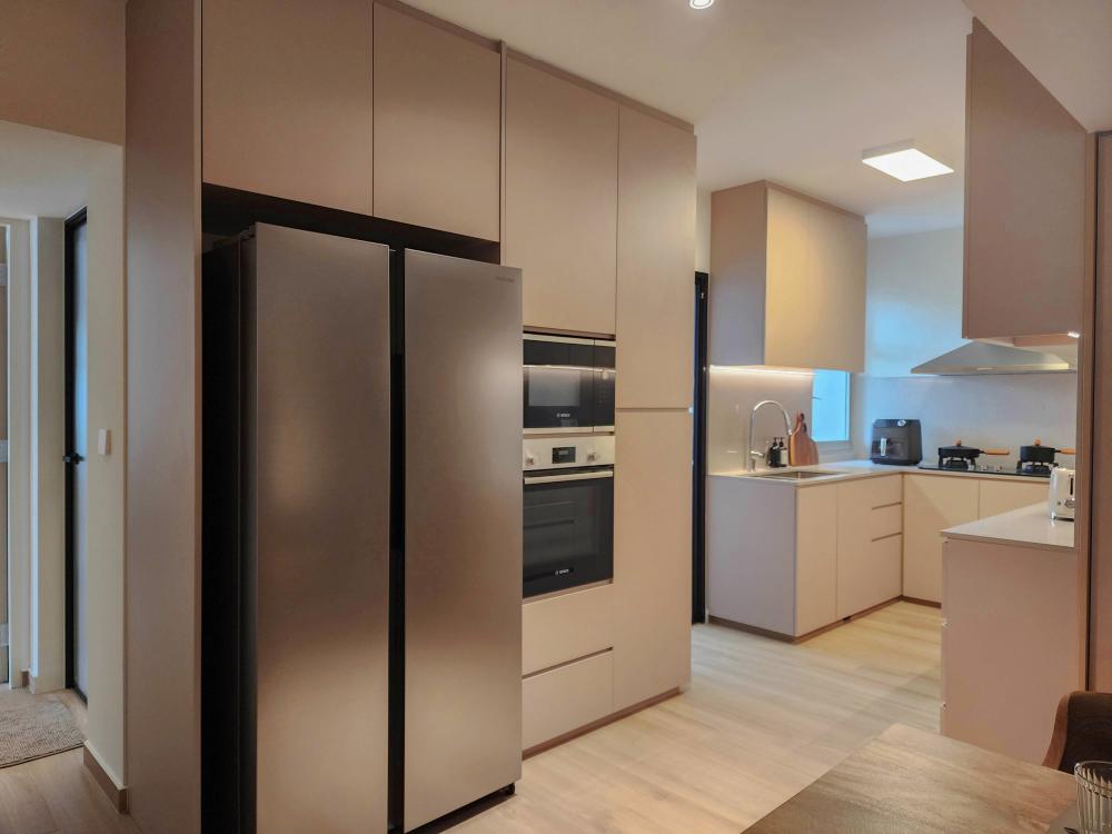 Modern Kitchen with Vinyl Flooring and Homogeneous Tiles