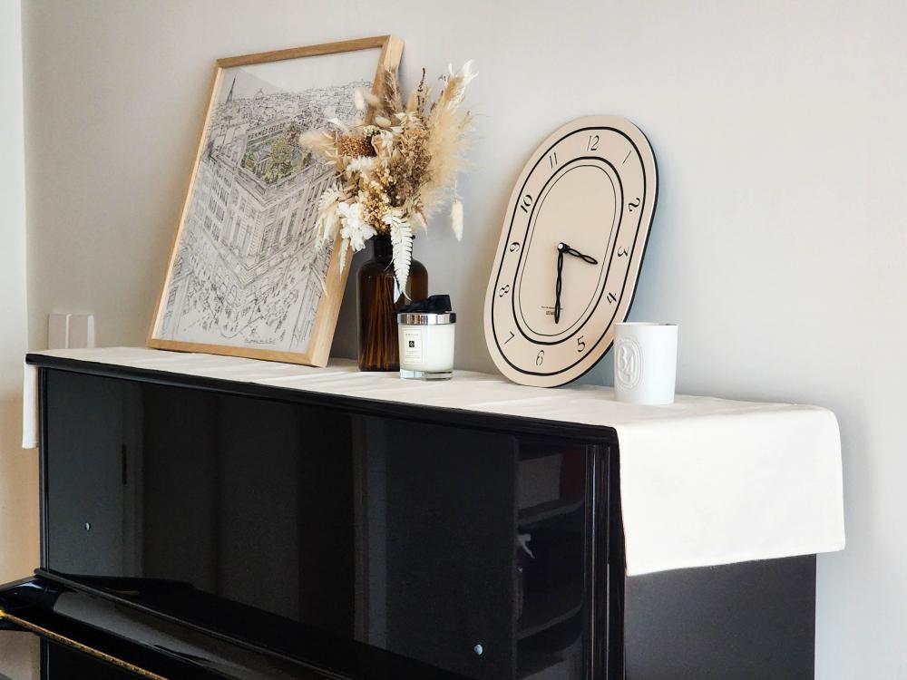 Modern Living Room with Homogeneous Tiles and TV