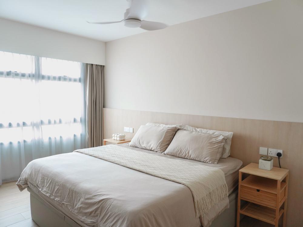 Modern Bedroom with Homogeneous Tiles and Herringbone Tiling