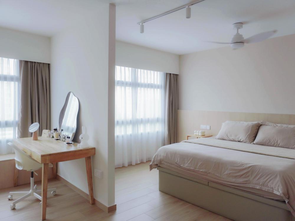 Modern Bedroom with Vinyl Flooring and Homogeneous Tiles