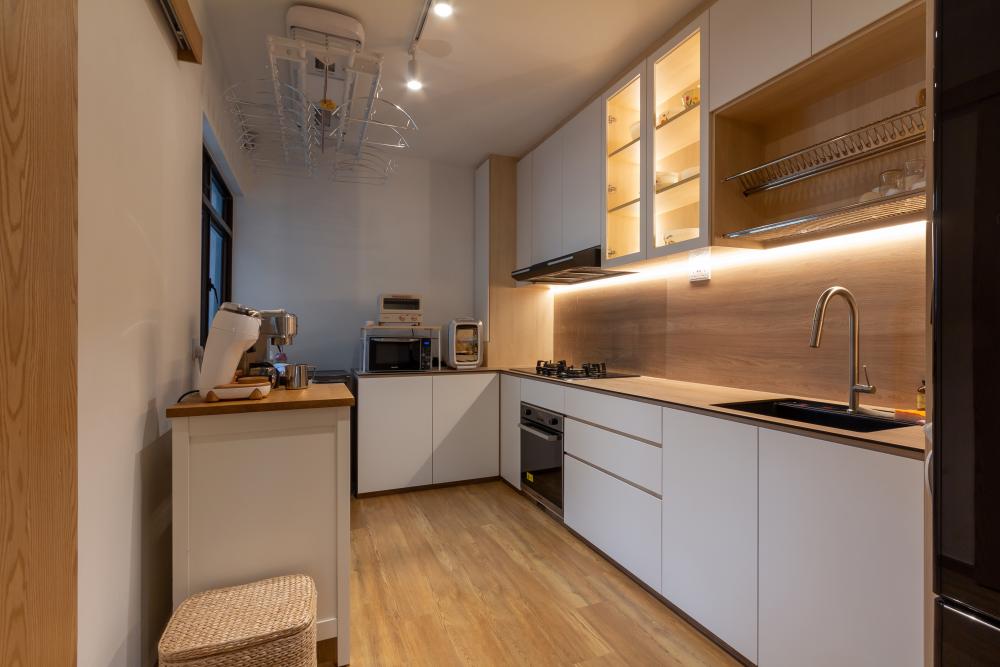 Asian Kitchen with Vinyl Flooring and Homogeneous Tiles