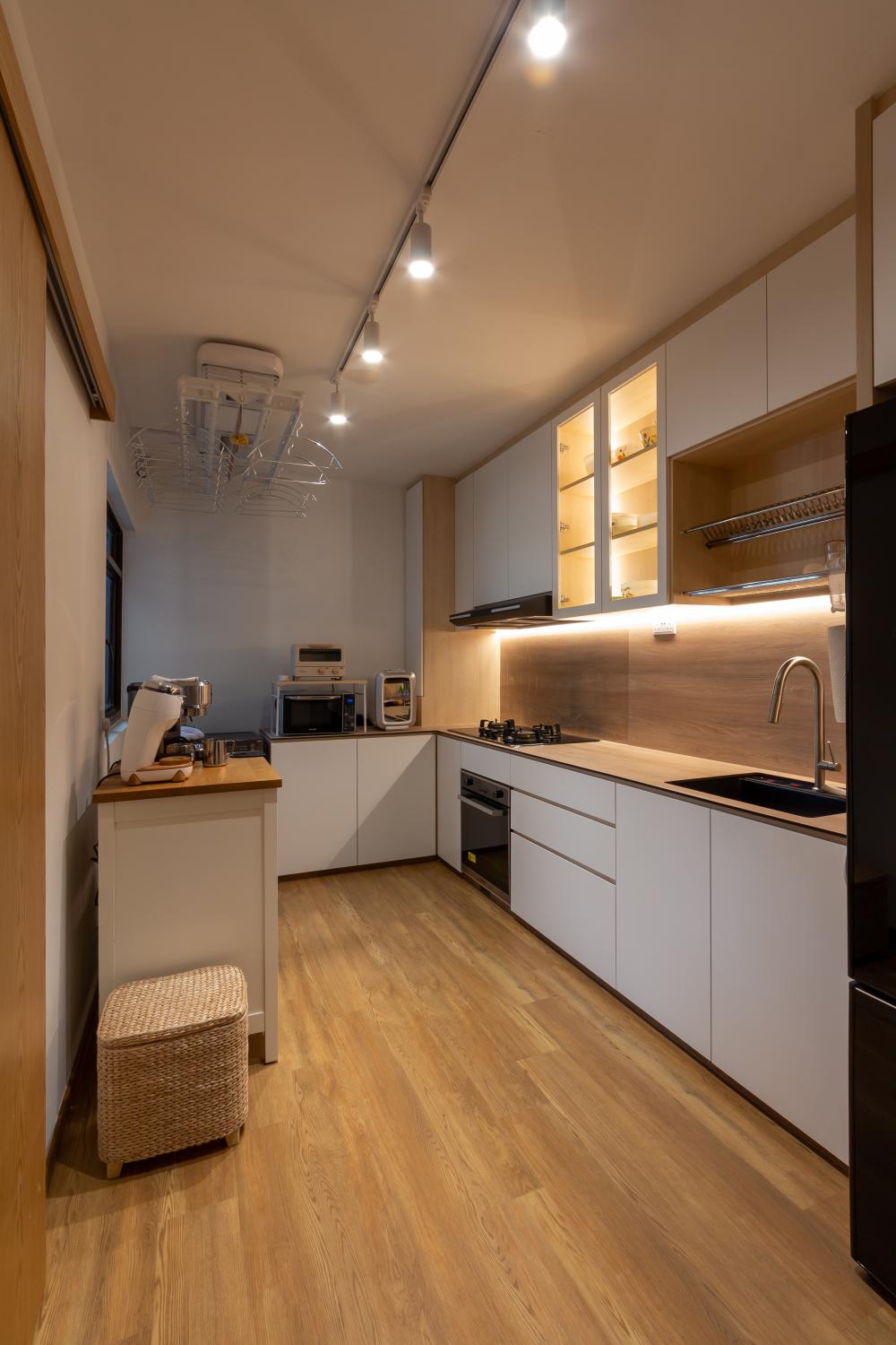 Asian Kitchen with Vinyl Flooring and Homogeneous Tiles