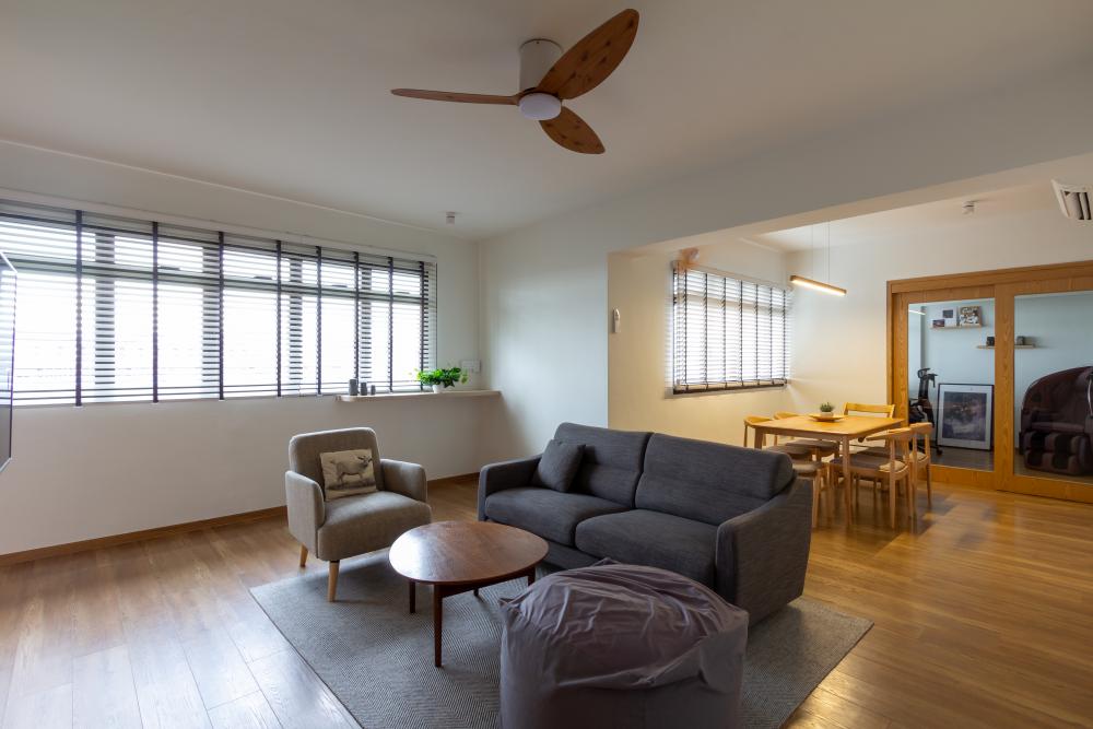 Asian Living Room with Vinyl Flooring and Homogeneous Tiles
