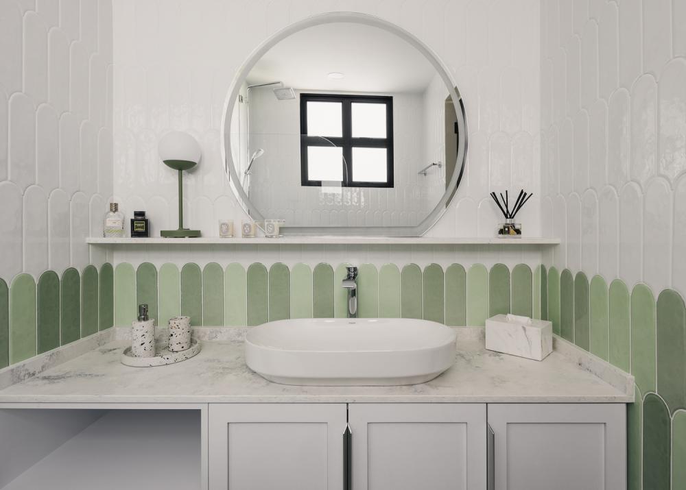 Contemporary Bathroom with Mirror and Bathroom Storage