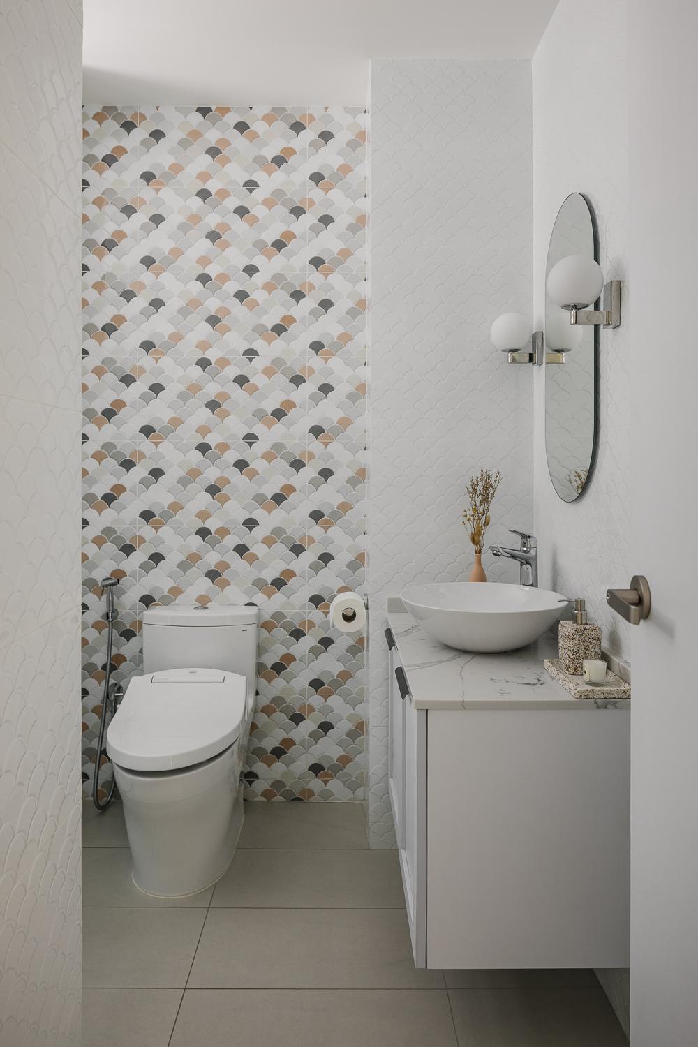 Contemporary Bathroom with Mirror and Bathroom Storage