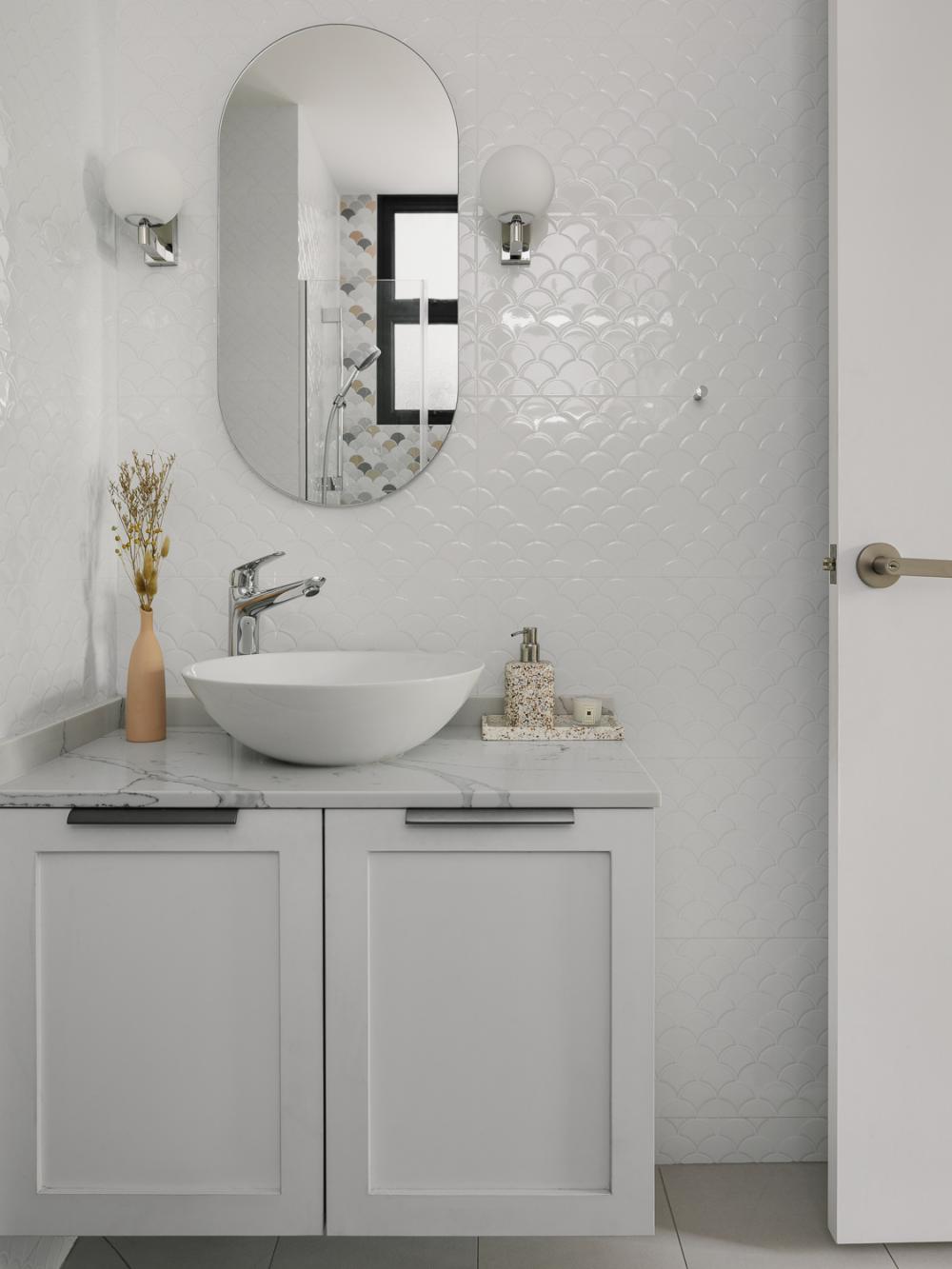 Contemporary Bathroom with Mirror and Bathroom Storage