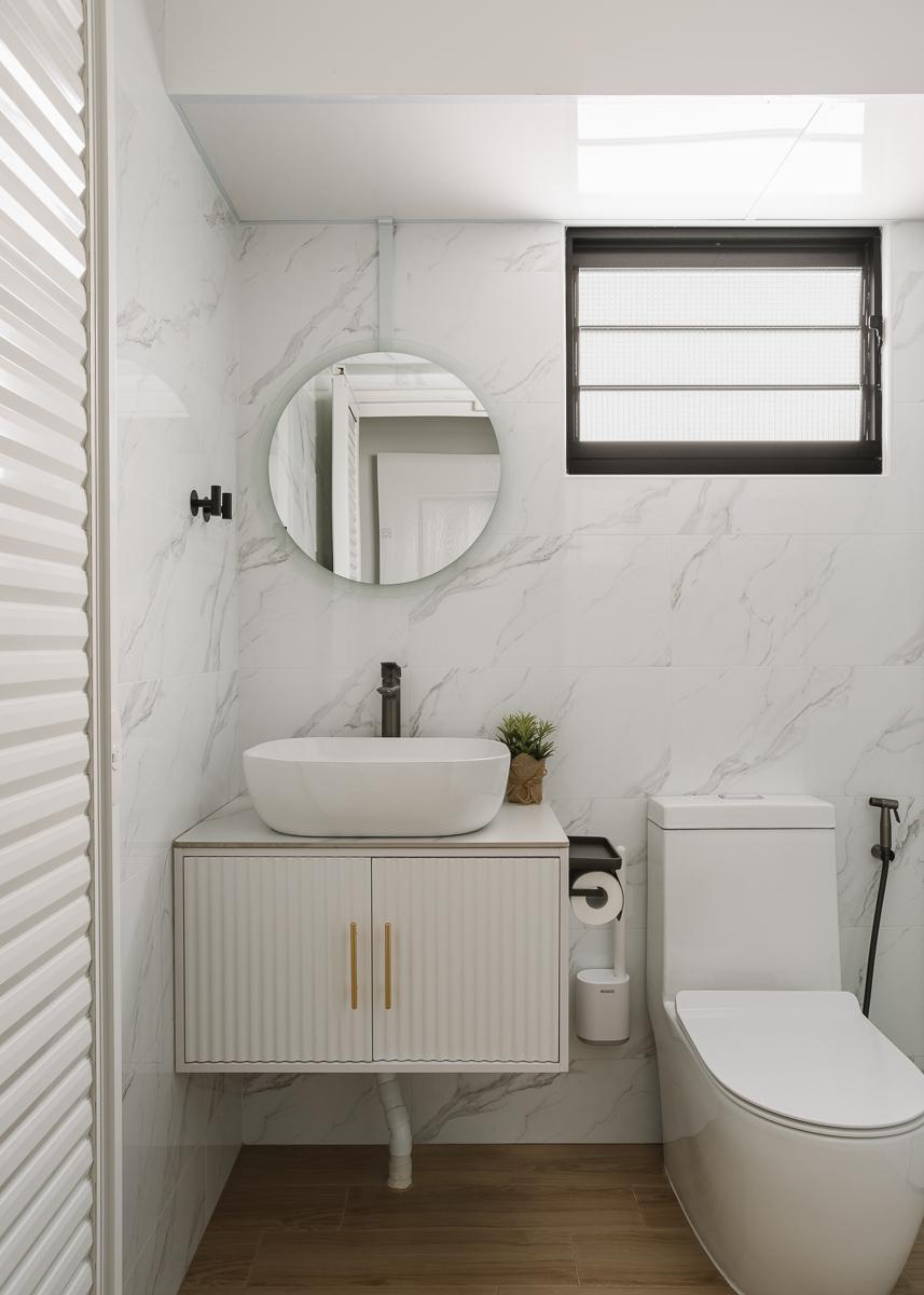 Modern Bathroom with Mirror and Bathroom Storage