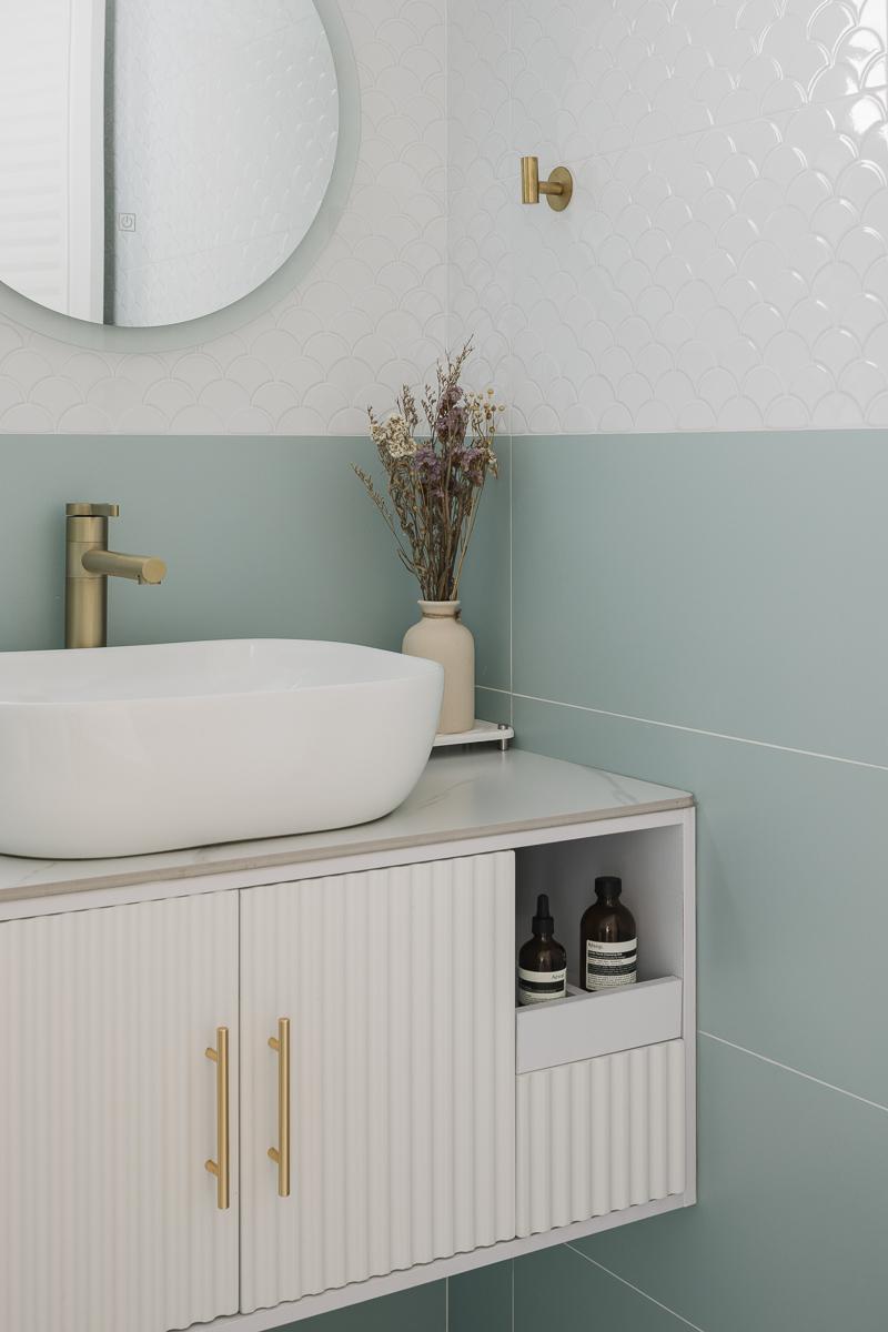 Modern Bathroom with Mirror and Bathroom Storage
