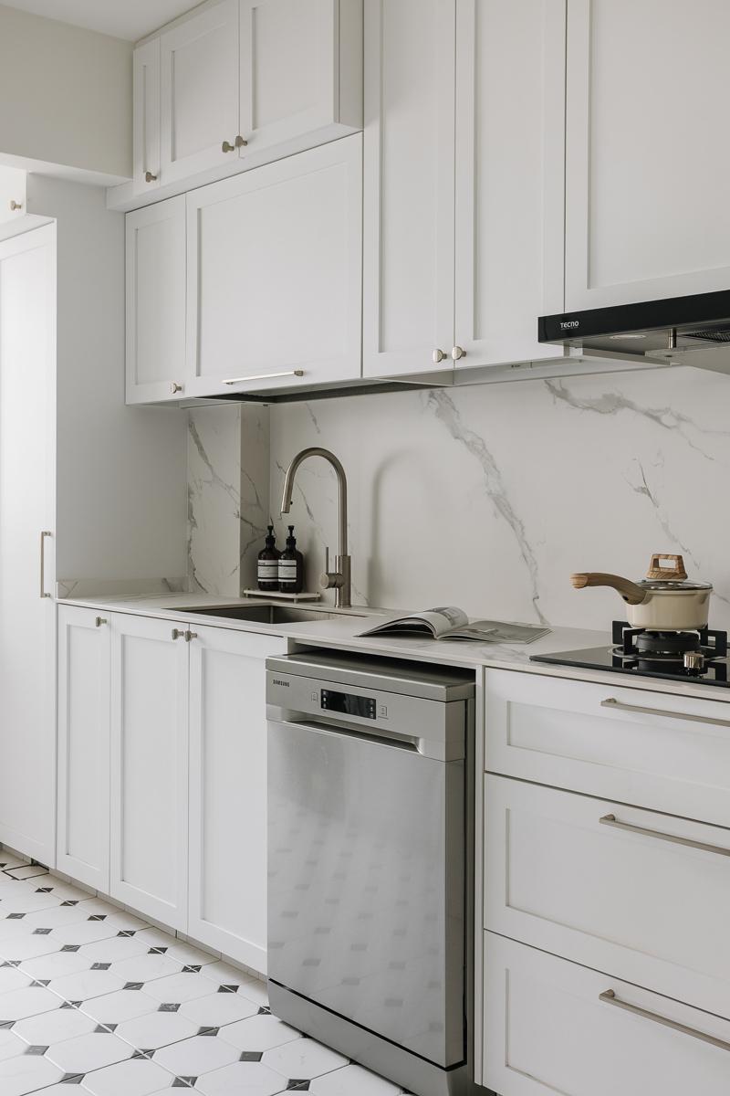 Modern Kitchen with Kitchen Island and Open Kitchen
