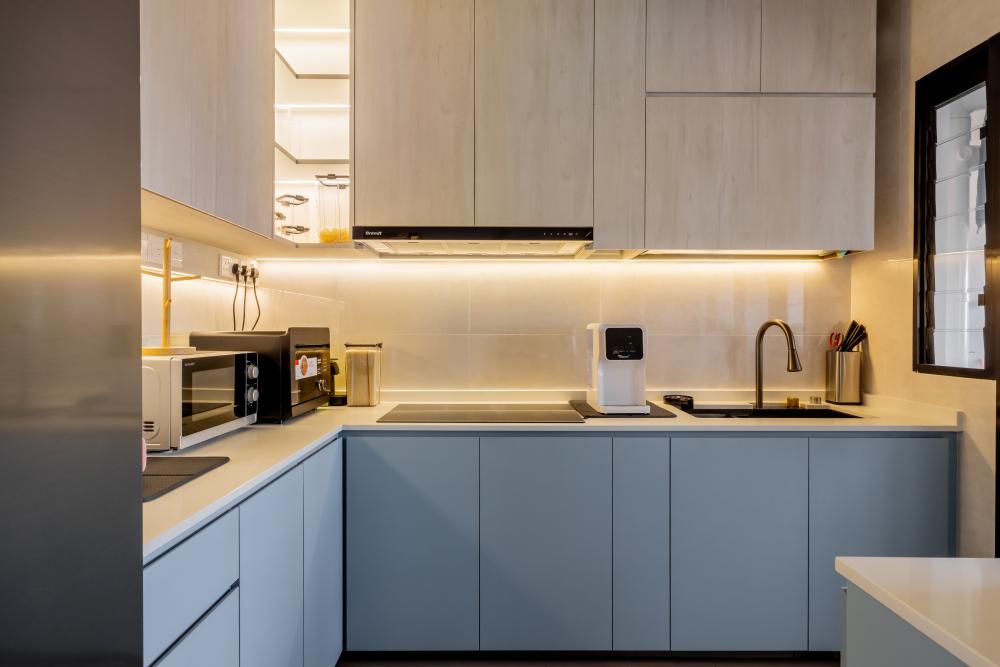 Minimalist Kitchen with Countertop and Homogeneous Tiles