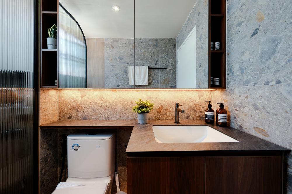Contemporary Bathroom with Mirror and Bathroom Storage