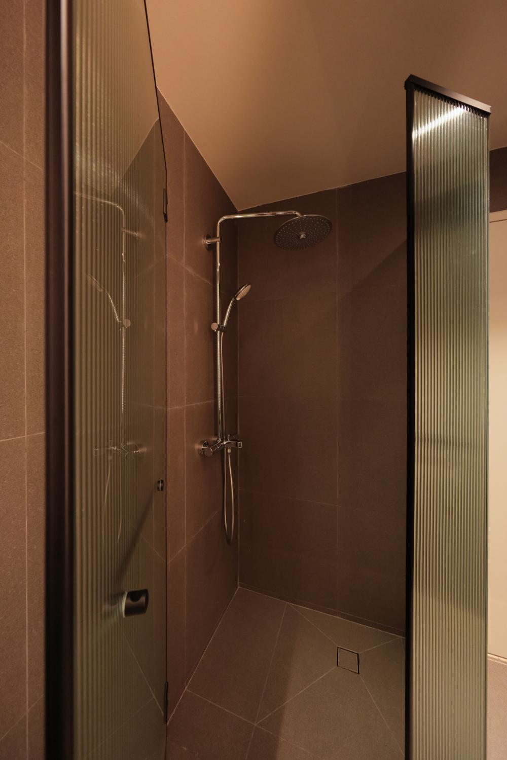 Contemporary Bathroom with Shower Screen and Rainshower