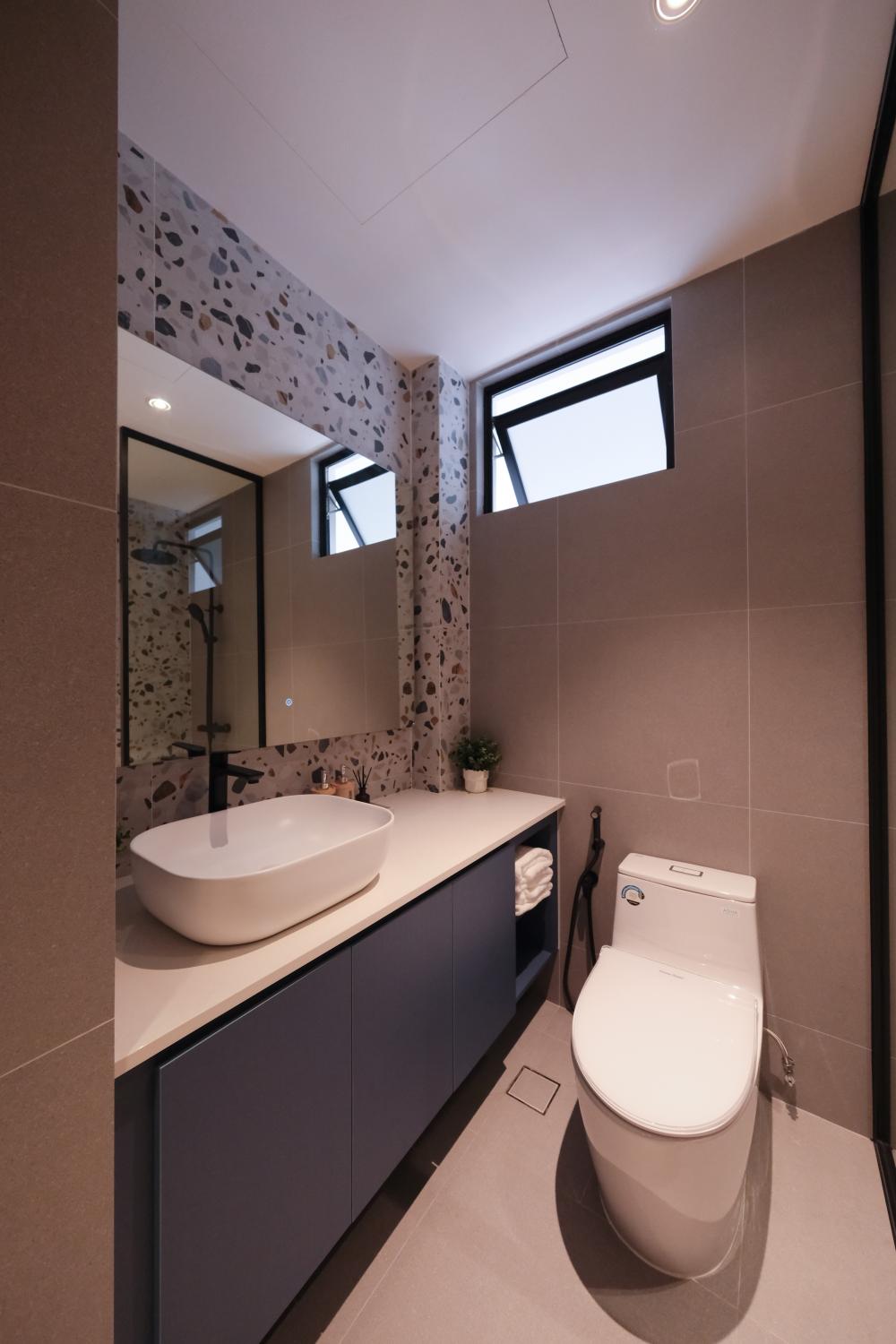Contemporary Bathroom with Mirror and Bathroom Storage