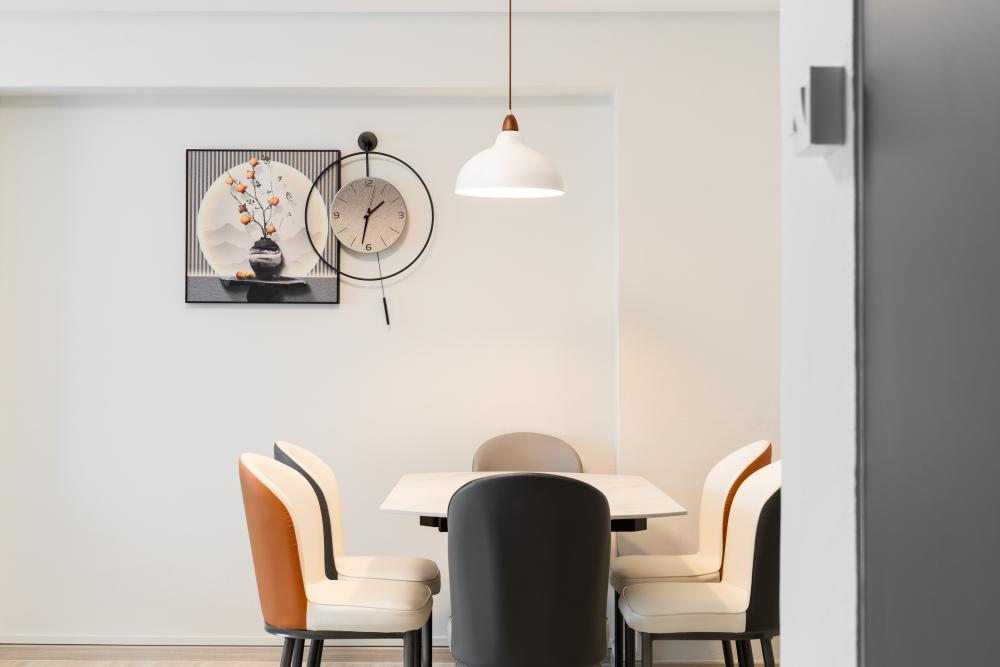 Contemporary Dining Room with Dining Table and Dining Chairs