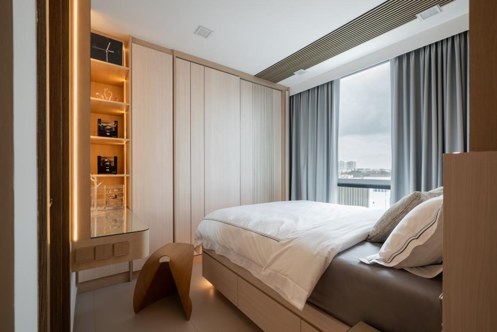 Scandinavian Bedroom with Homogeneous Tiles and Queen Bed