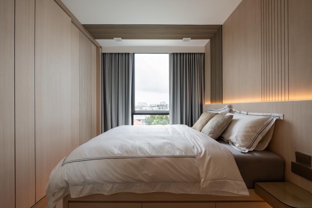 Scandinavian Bedroom with Homogeneous Tiles and Queen Bed