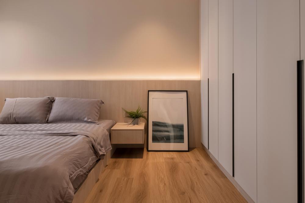Contemporary Bedroom with Vinyl Flooring and Wardrobe