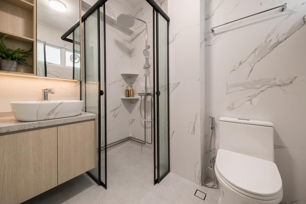 Contemporary Bathroom with Mirror and Bathroom Storage