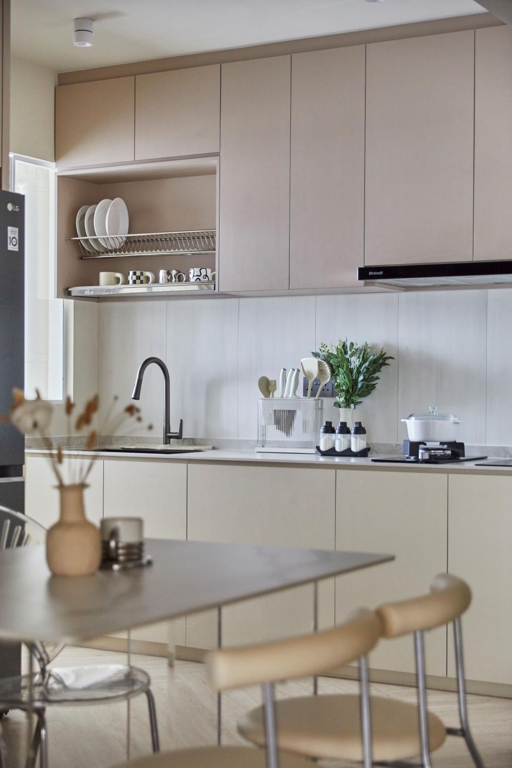 Minimalist Kitchen with Open Kitchen and Kitchen Cabinets