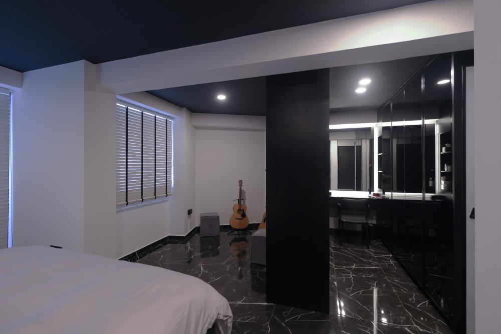 Contemporary Bedroom with Queen Bed and Single Bed