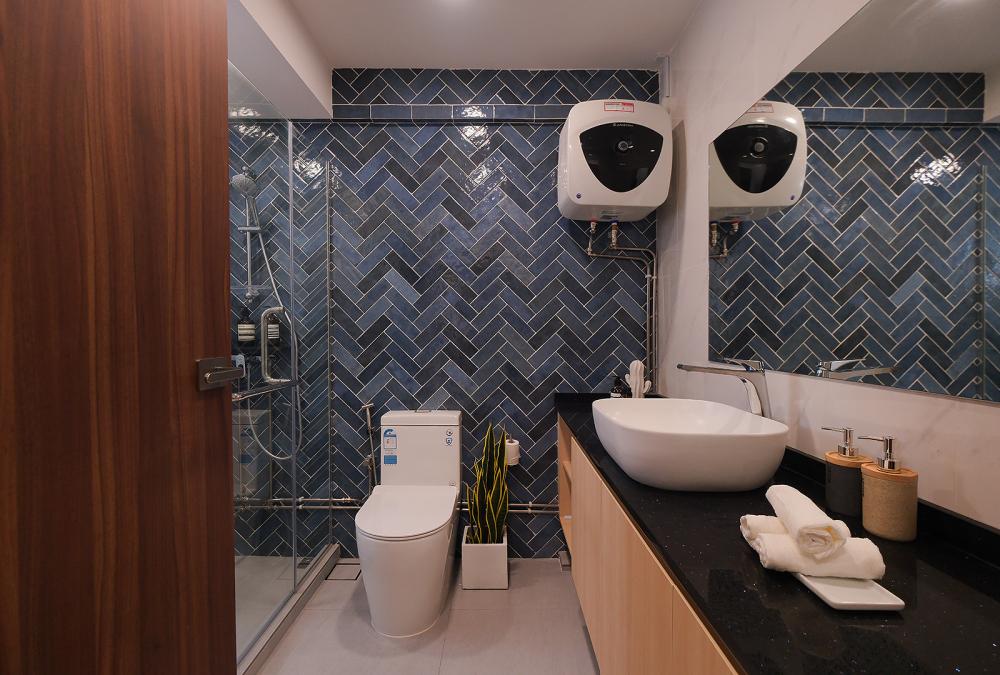 Scandinavian Bathroom with Mirror and Bathtub