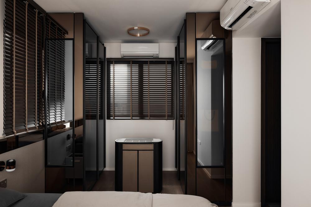 Modern Walk-in Wardrobe with Mirror and Wardrobe