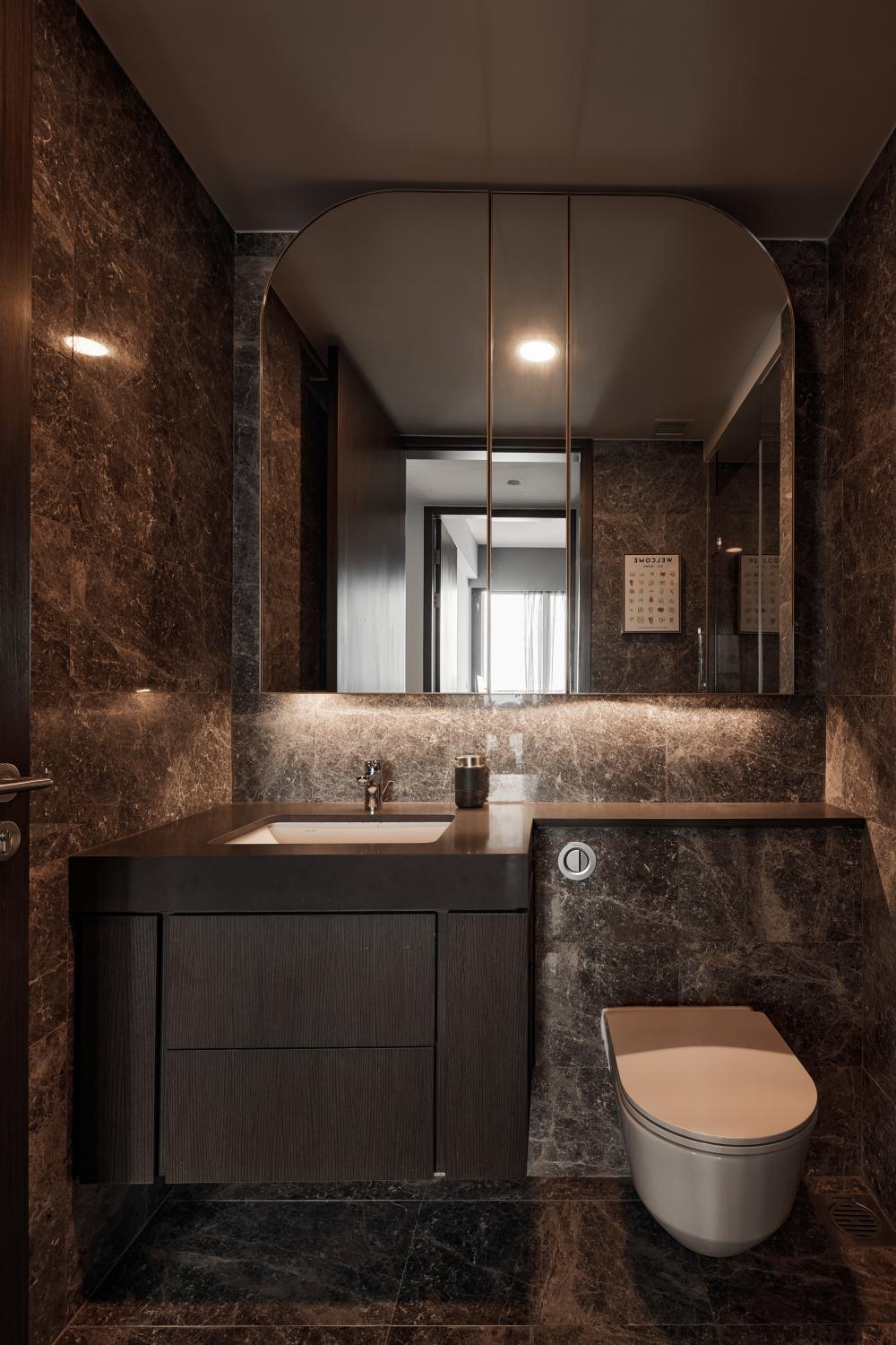 Modern Bathroom with Marble Floor and Mirror