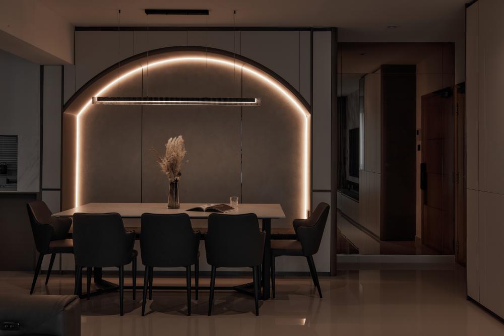 Contemporary Dining Room with Dining Table and Dining Chairs