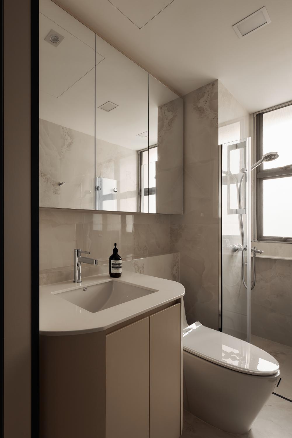 Contemporary Bathroom with Mirror and Bathroom Storage