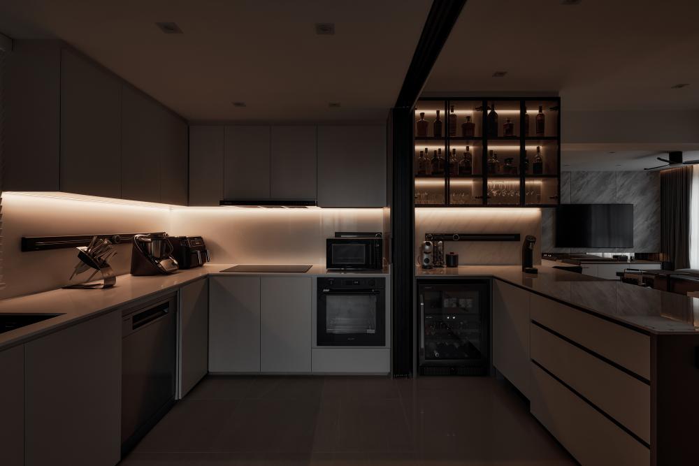 Contemporary Kitchen with Open Kitchen and Breakfast Counter