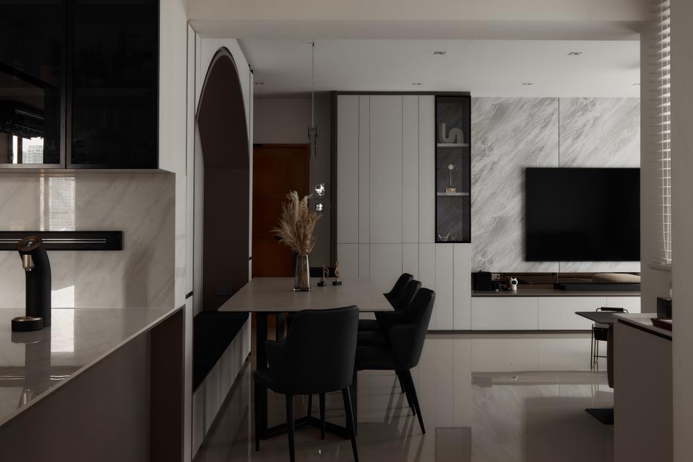 Contemporary Dining Room with Dining Table and Dining Chairs