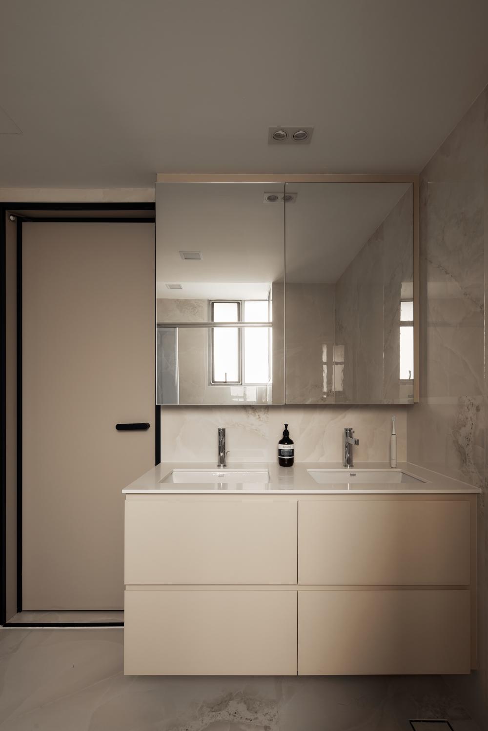 Contemporary Bathroom with Mirror and Bathroom Storage