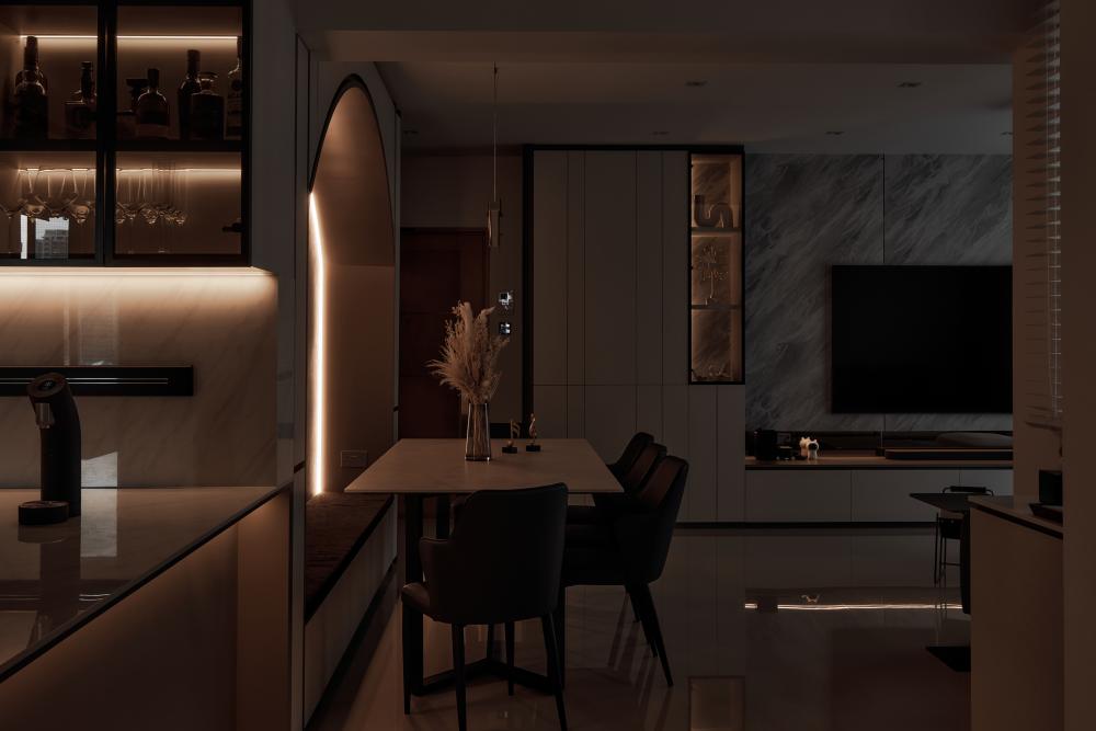 Contemporary Dining Room with Dining Table and Dining Chairs