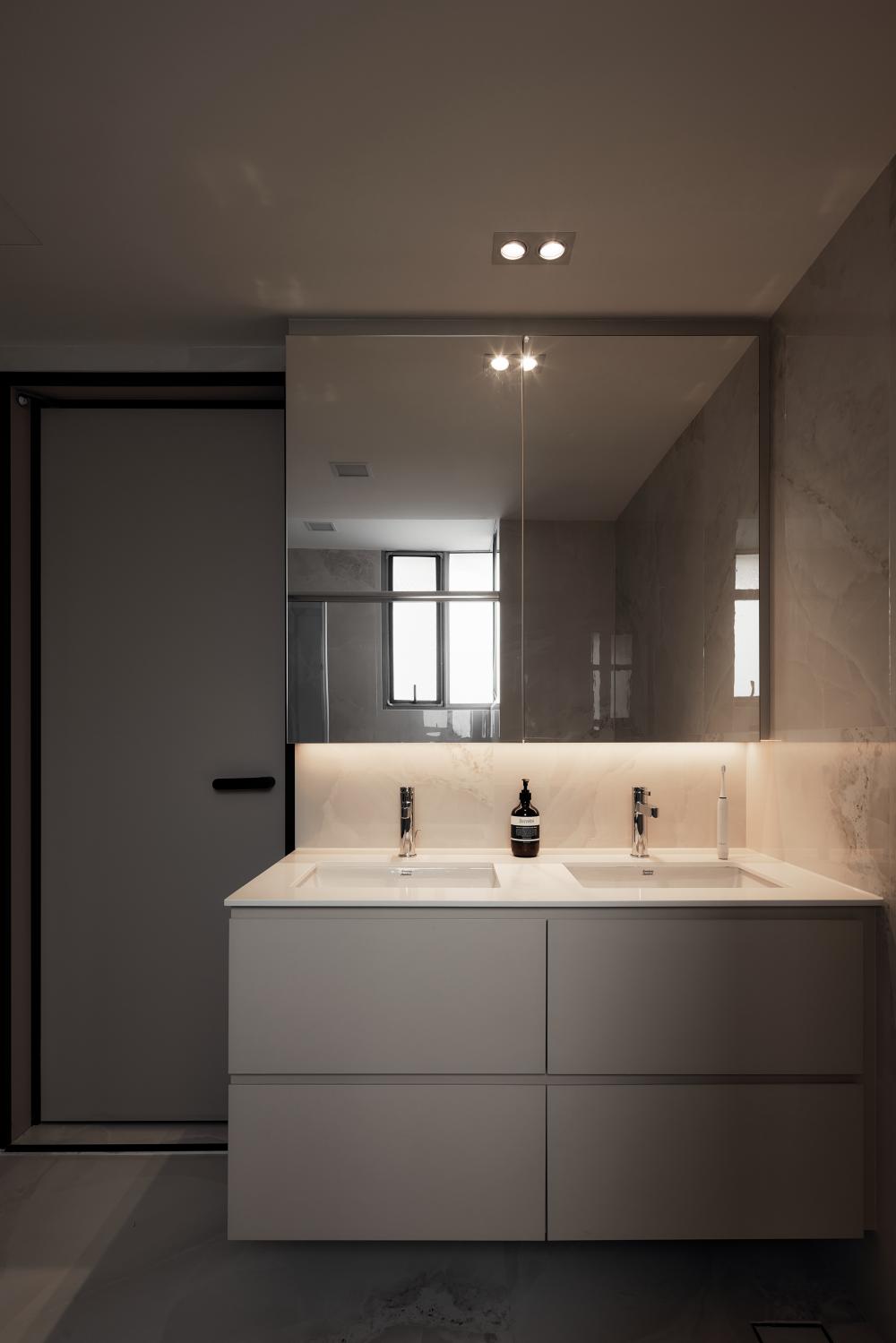Contemporary Bathroom with Mirror and Bathroom Storage