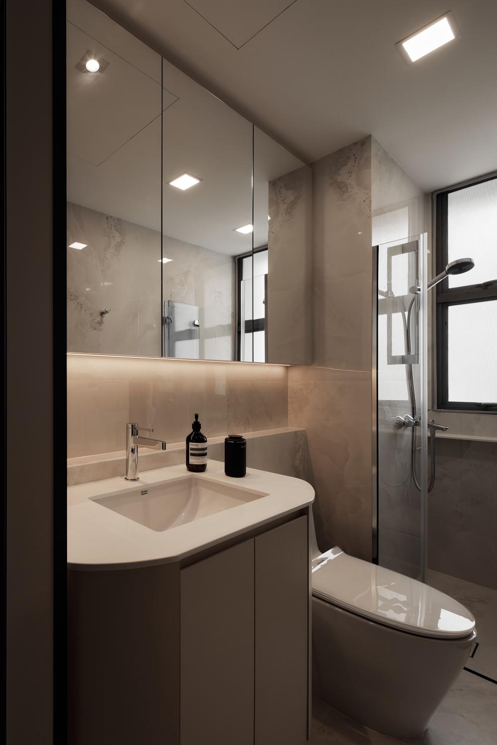 Contemporary Bathroom with Mirror and Bathroom Storage