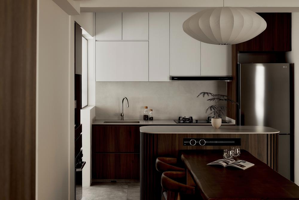 Modern Kitchen with Kitchen Island and Mosaic
