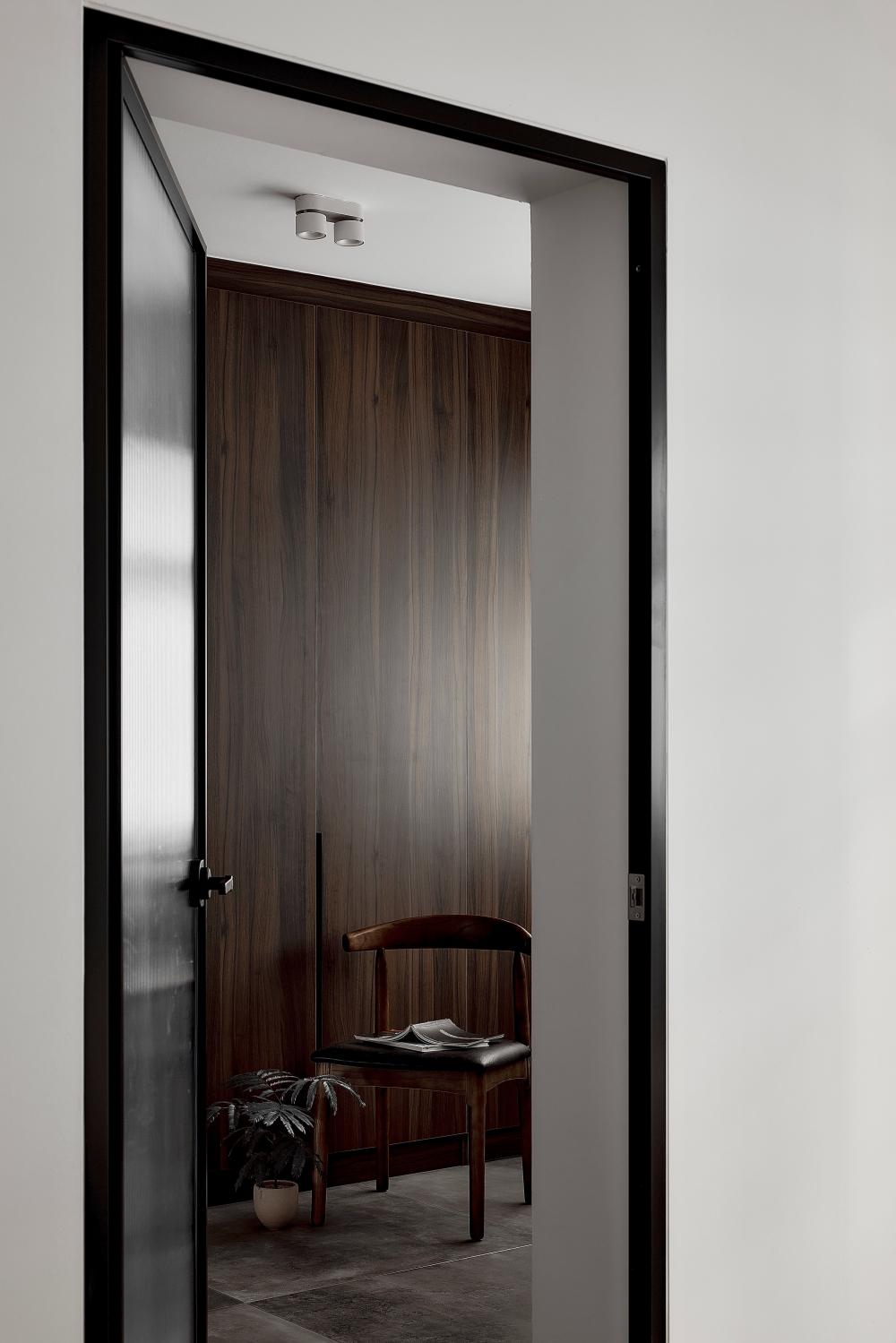 Modern Walk-in Wardrobe with Cement Floor and Wardrobe