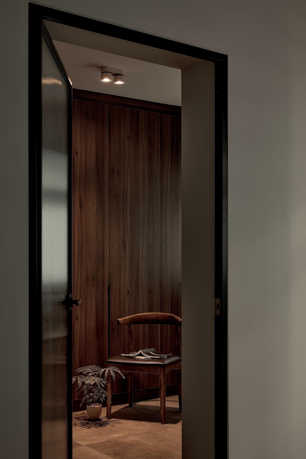 Modern Walk-in Wardrobe with Glass Door and Wardrobe