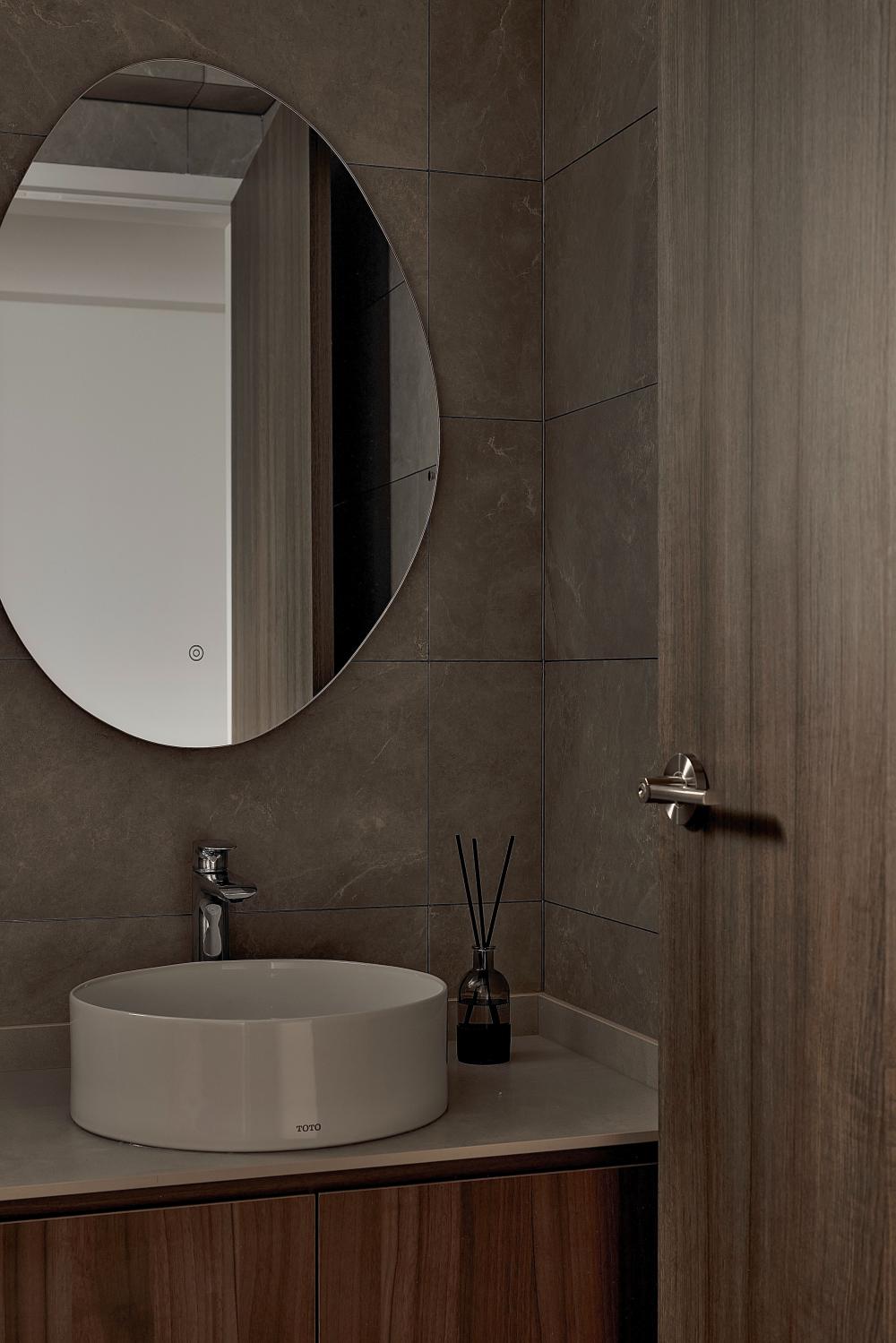 Modern Bathroom with Mirror and Bathroom Sinks