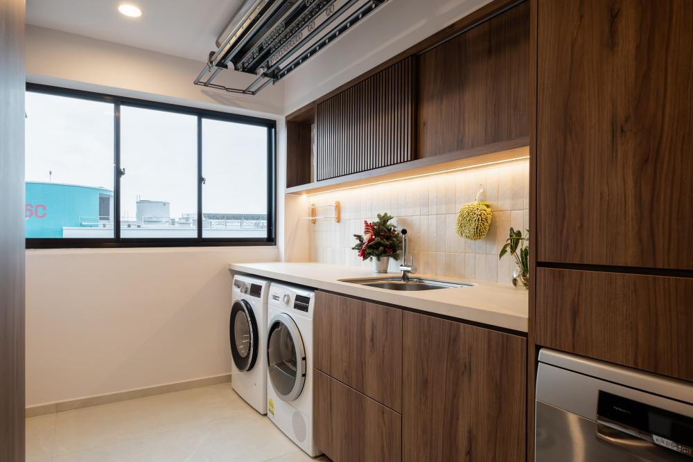 Contemporary Kitchen with Kitchen Window and Kitchen Backsplash