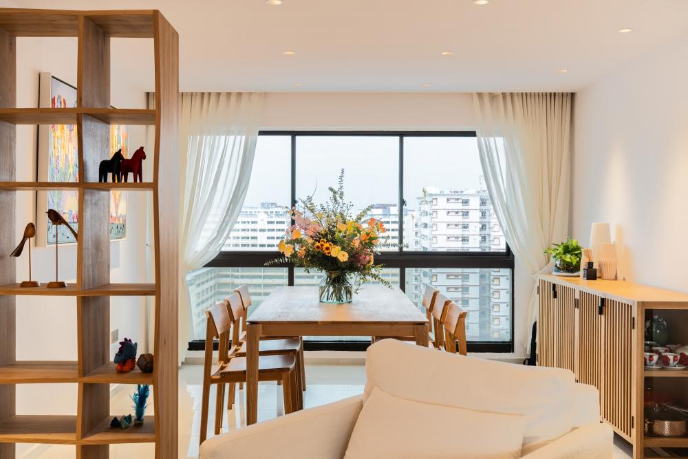 Contemporary Dining Room with Dining Table and Dining Chairs