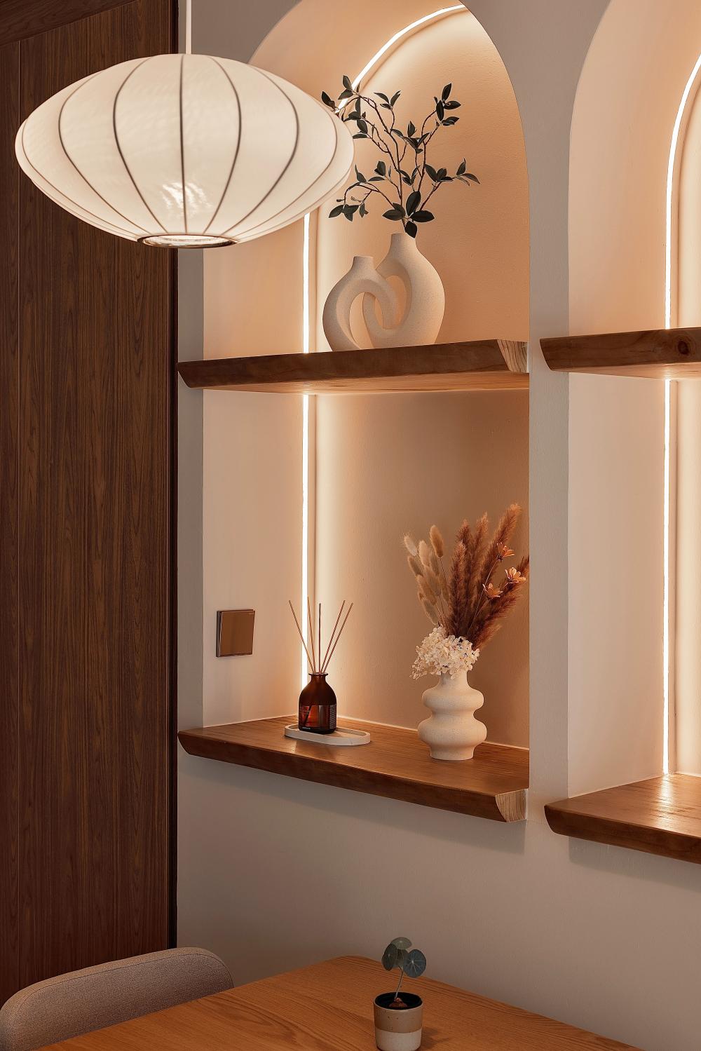 Modern Dining Room with Cove Lighting and Dining Table