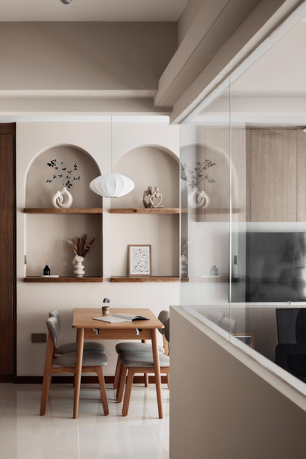 Modern Dining Room with Cove Lighting and Dining Table