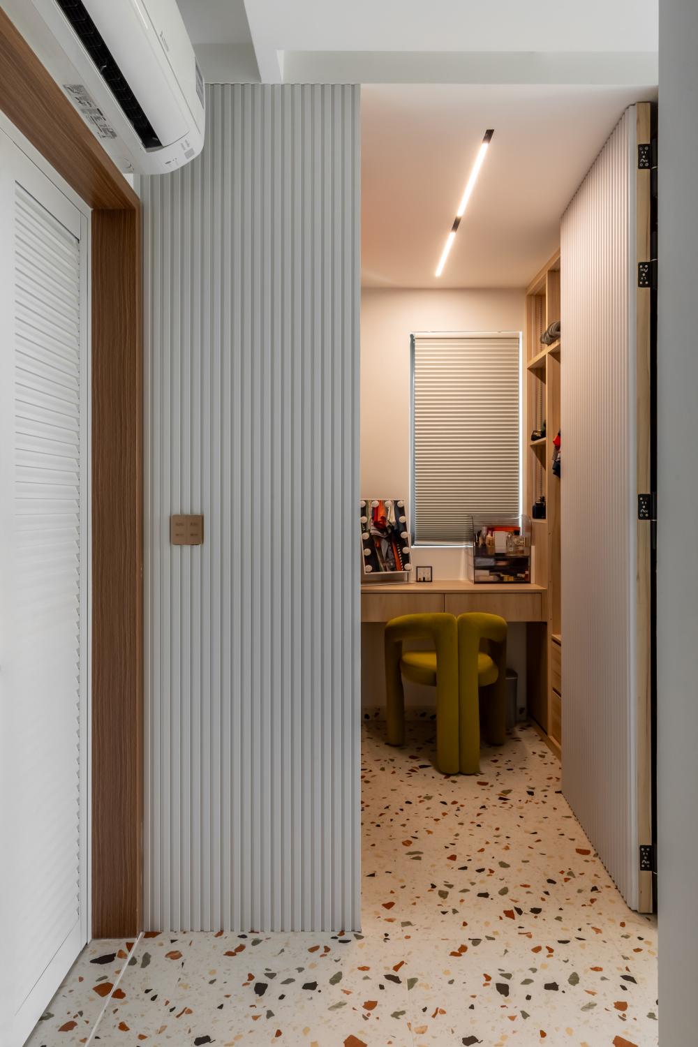Minimalist Walk-in Wardrobe with Mirror and Wardrobe
