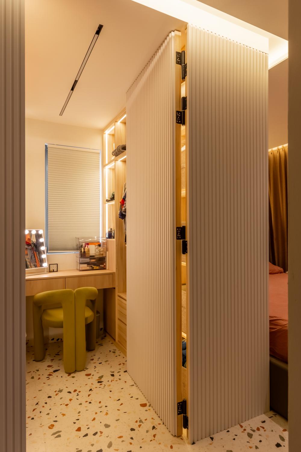 Minimalist Walk-in Wardrobe with Mirror and Wardrobe