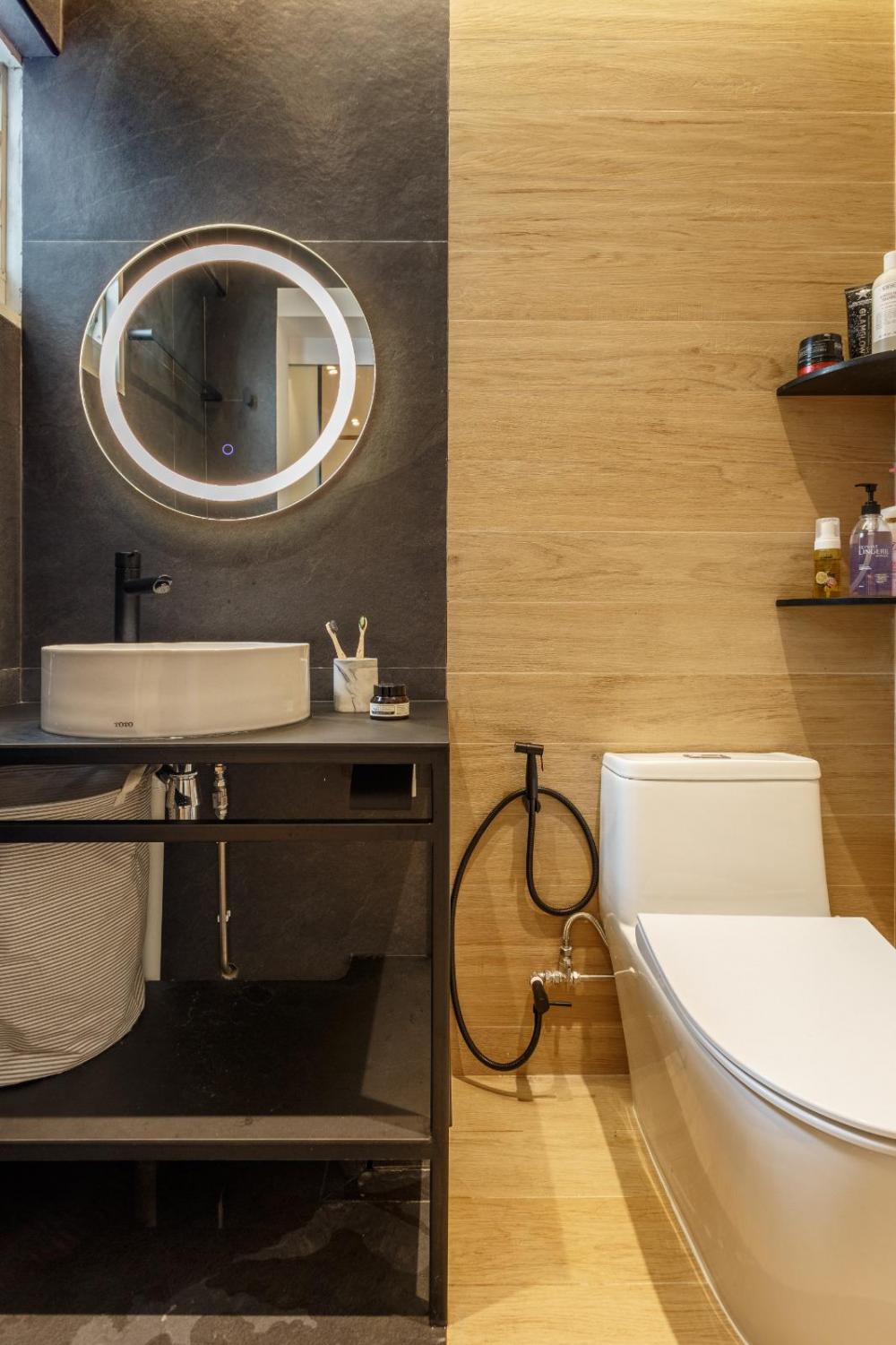 Vintage Bathroom with Homogeneous Tiles and Wood Flooring