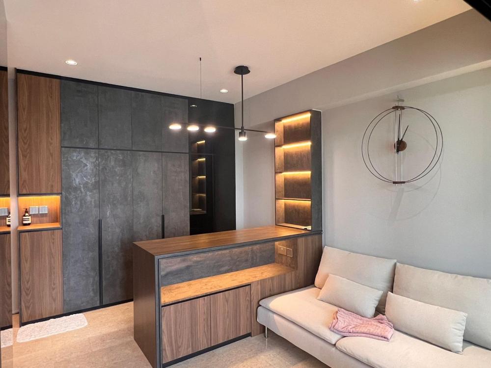 Contemporary Living Room with Bookshelf and Countertop