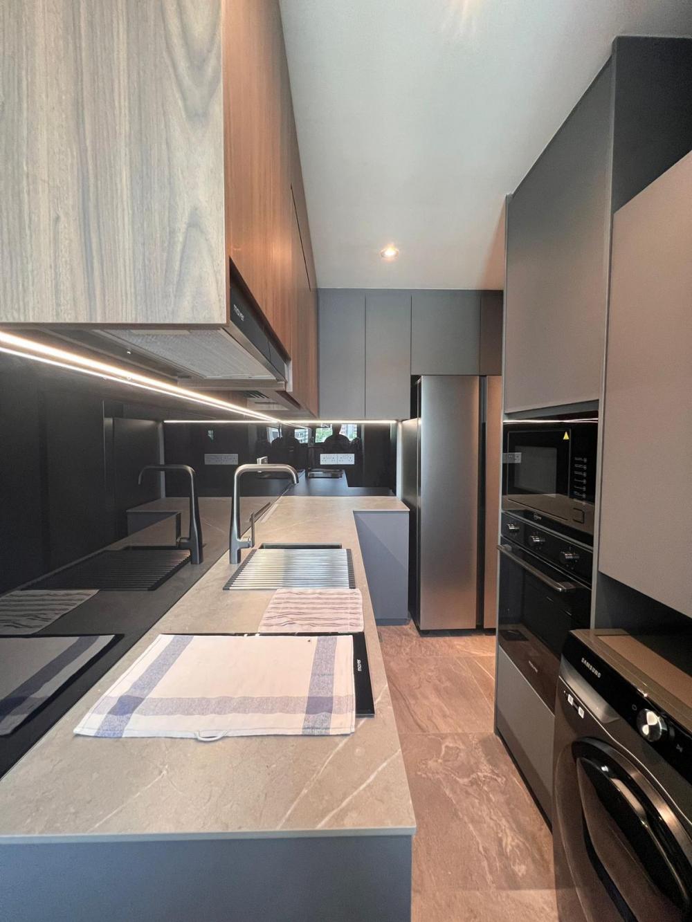 Contemporary Kitchen with Countertop and Kitchen Backsplash