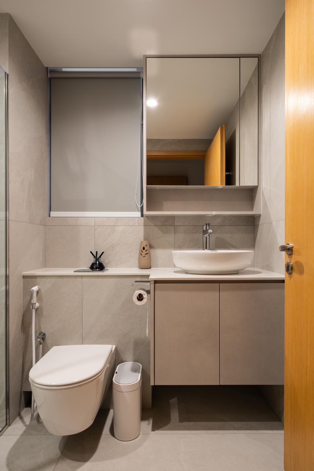 Modern Bathroom with Homogeneous Tiles and Shower Screen